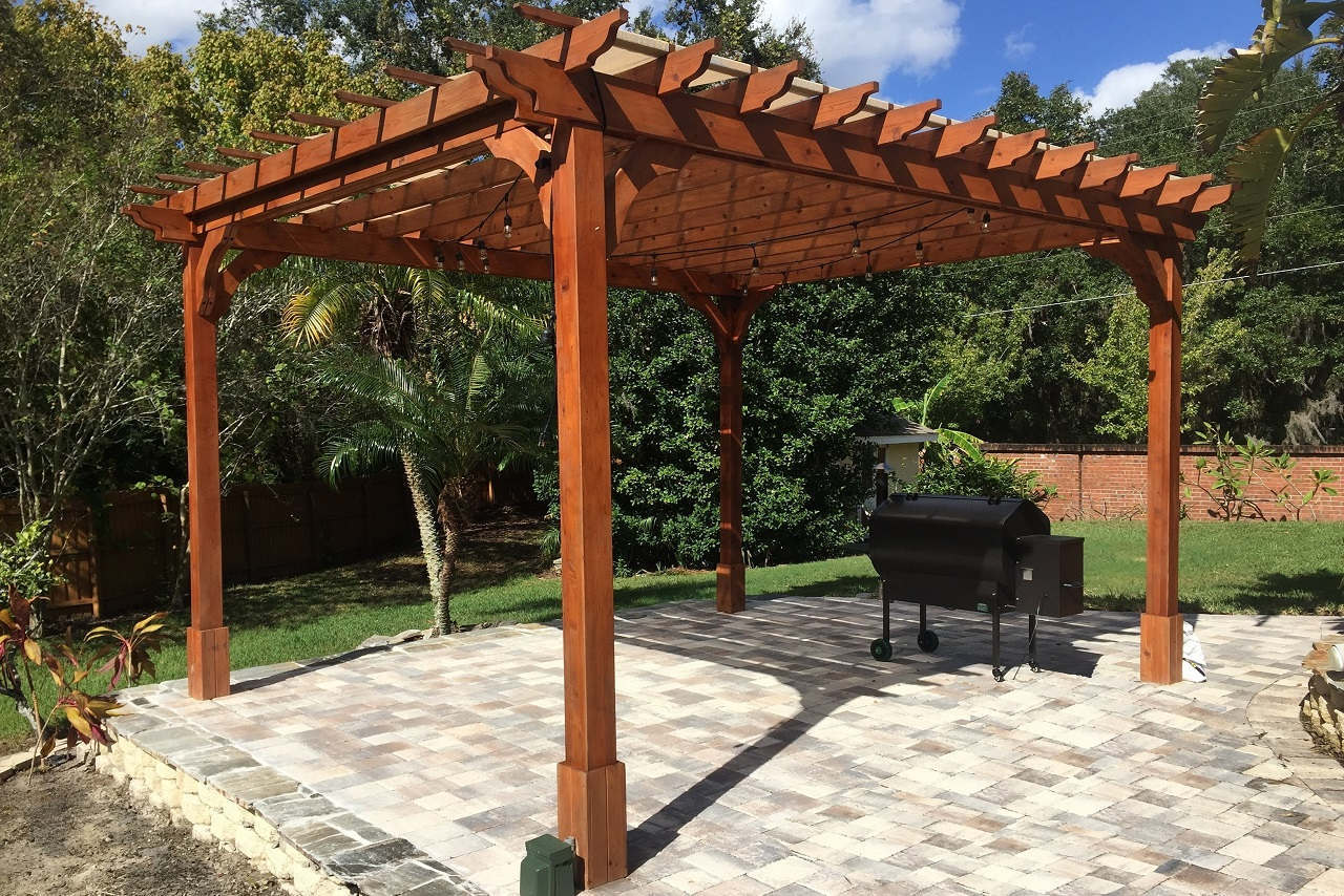 freshly stained pergola with natural stain to enhace natural wood grain
